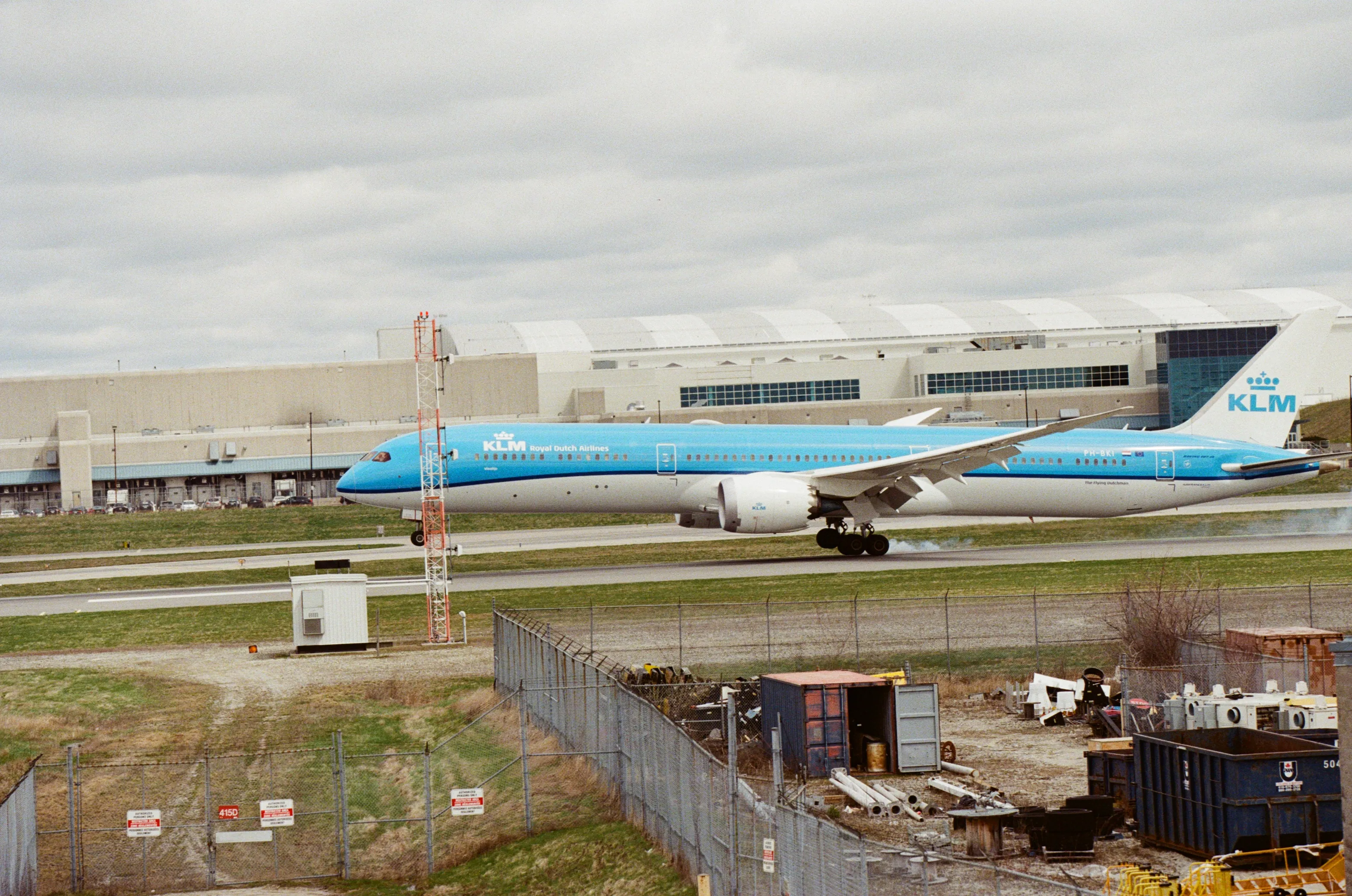 Pole obstructs KLM 787