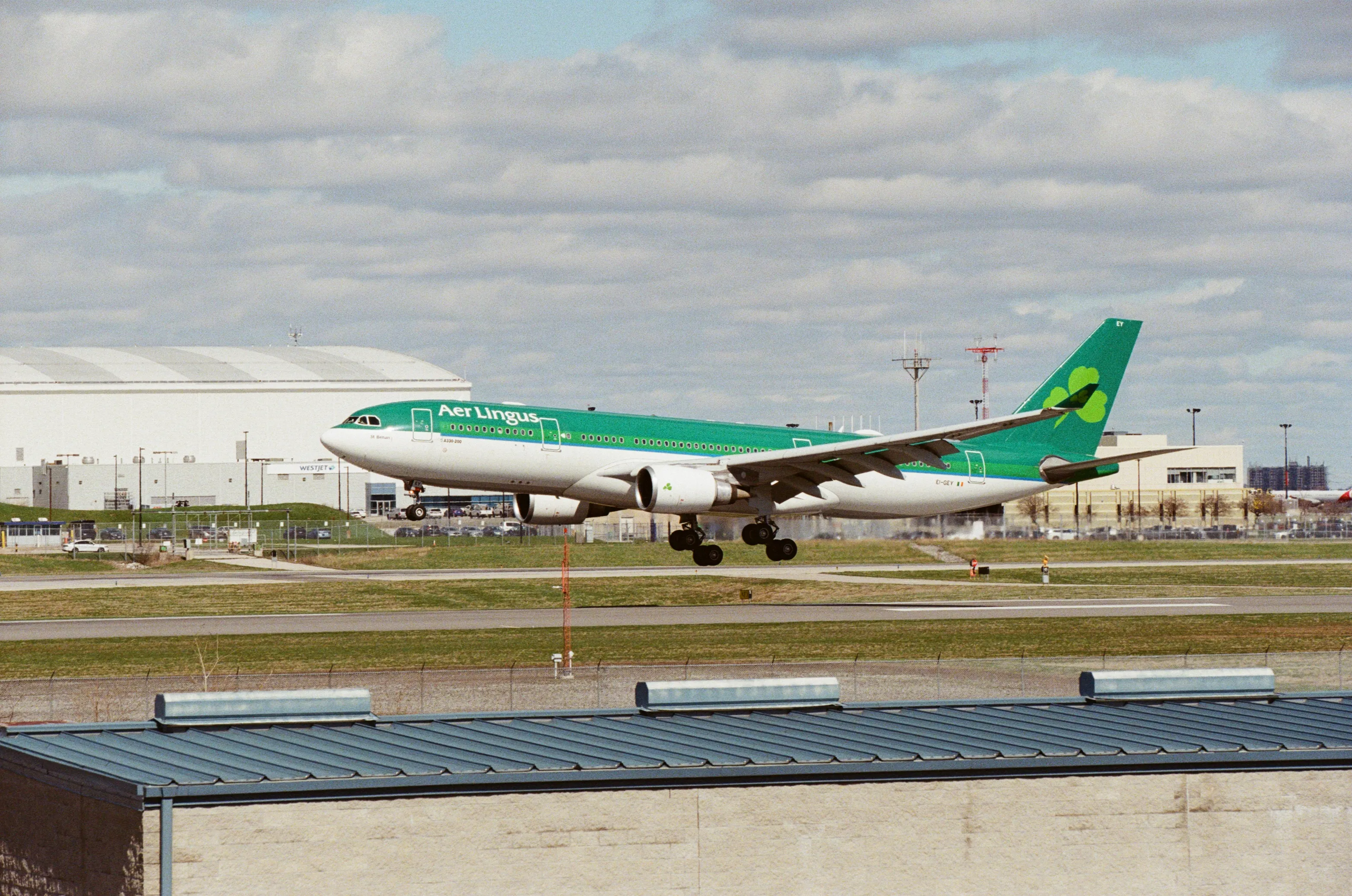 Aer Lingus A330 very short final